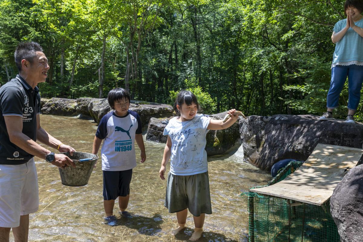 魚のつかみ取り、釣り